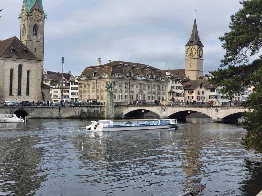 City tour historic old town Zurich - Brunngasse Schauplatz and Neumarkt: squares that explain daily life