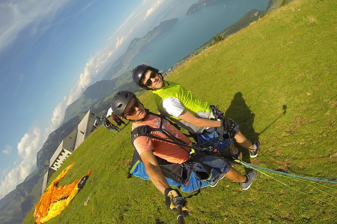 Discovery Flight Lucerne-Engelberg - Tandem setup: how instructors like Toni and Florian keep it calm