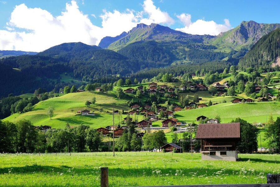 From Zürich: Interlaken and Grindelwald Day Trip by Coach - Entering the day: where the tour actually starts in Zürich