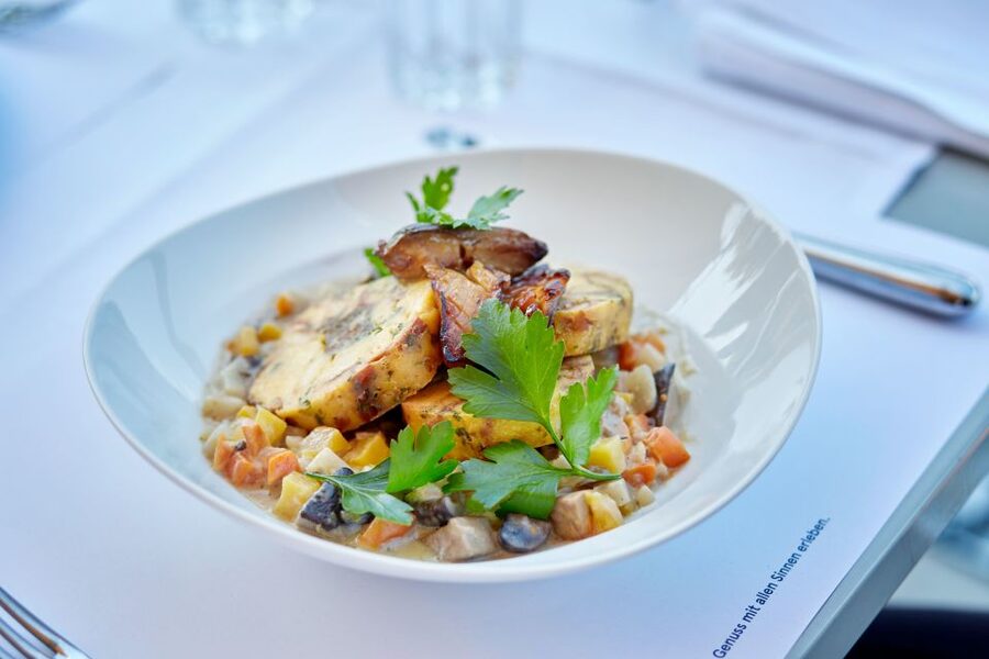 Lucerne: Lake Lucerne 1st Class Cruise with Gourmet Lunch - The 3-course lunch: vegetarian or non-vegetarian