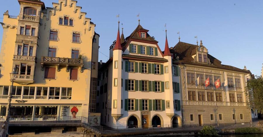 Lucerne: Smartphone walking tour - cool Lucerne old town - Starting at Chapel Bridge and the Reuss edge