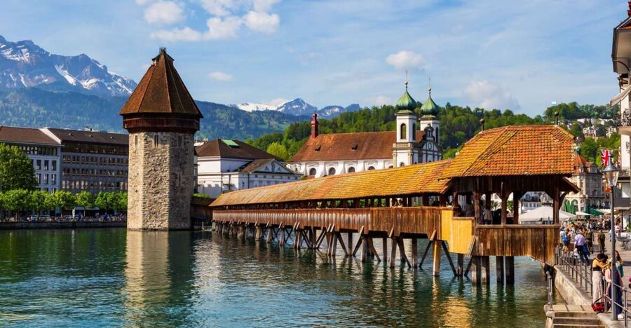 Luzern Elegance: Private City Walk and Panoramic Lake Cruise - Strolling Luzern’s Old Town without the crowds