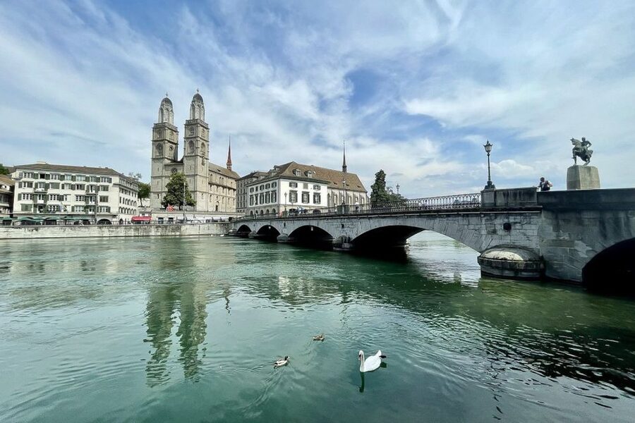 Zürich: 2-Hour Sightseeing Bus Tour - The Old Town Walking Stretch: Münsterhof, Guild Houses, and Church Details