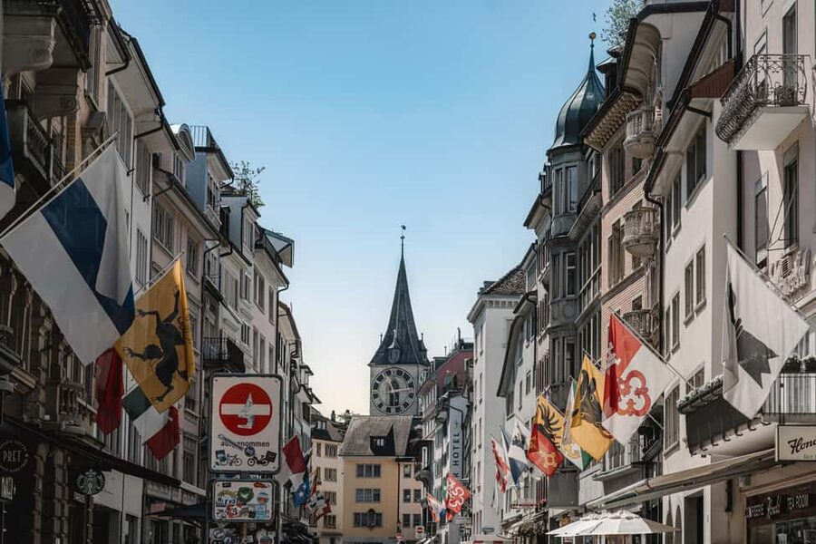 Zurich: 360° city walk including hidden spots - Lindenhof: the viewpoint that helps everything click