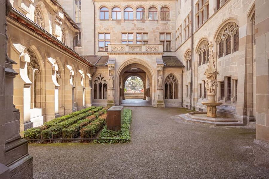 Zurich: 360° city walk including hidden spots - St. Peter and Munsterhof: churches and the little details that matter