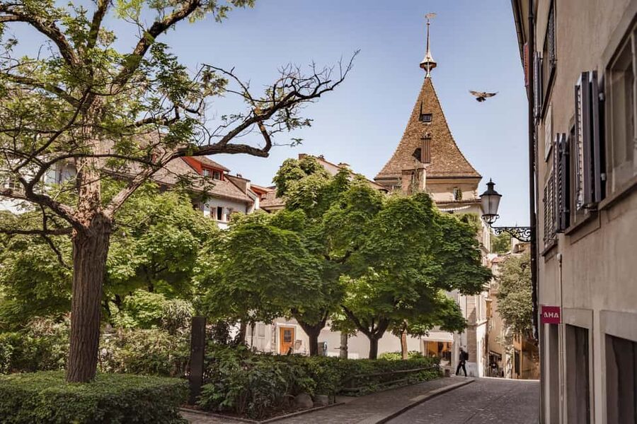 Zurich: 360° city walk including hidden spots - Bürkli Square and Grossmünster: where Zurich’s past shows through
