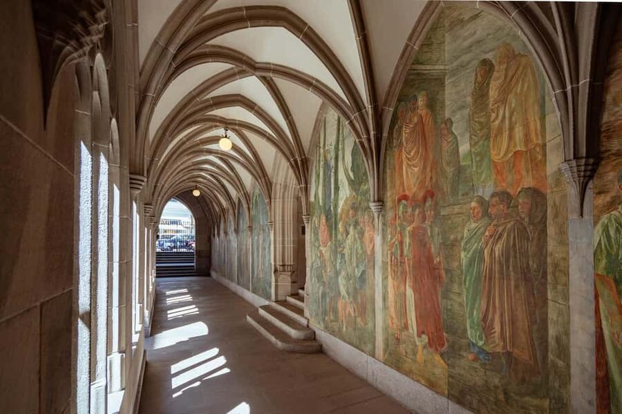 Zurich: 360° city walk including hidden spots - Meeting Anna at Zürich Tourist Information and getting the route