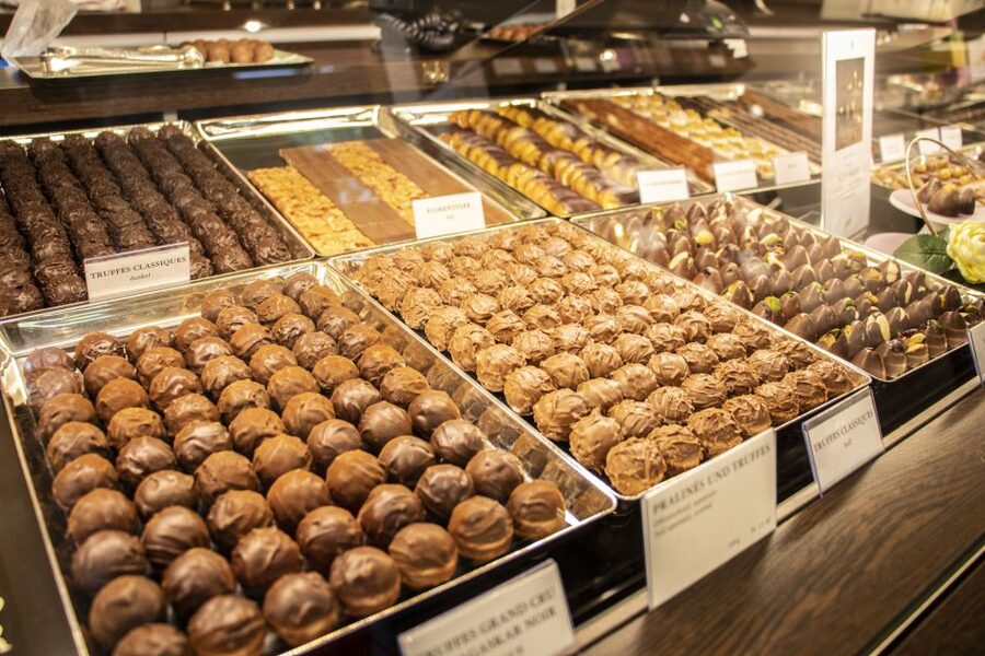 Zurich: Chocolate Tasting and Walking Tour with a Local - What you actually taste: Swiss chocolate stops that feel like a mini journey