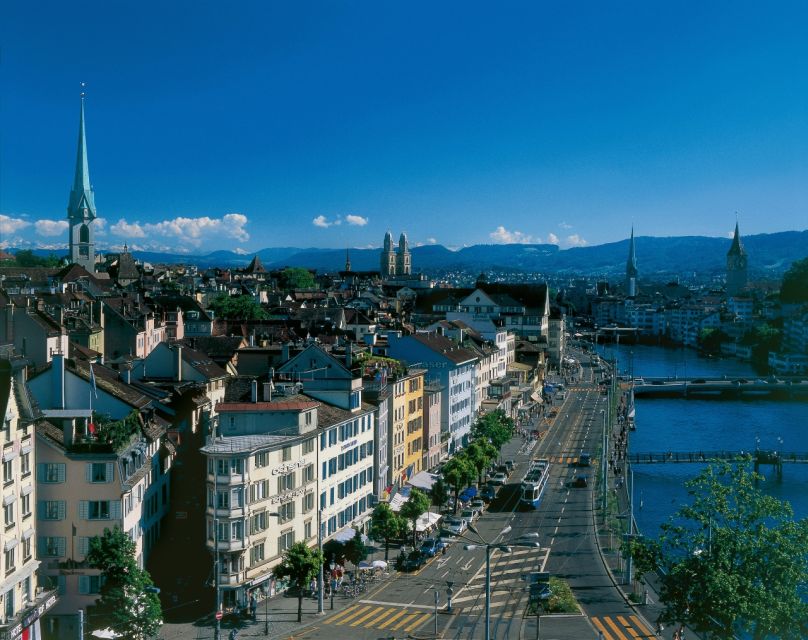 Zurich: City Bus Tour with Audio Guide and Lake Cruise - The short photo stop: quick chances, big results