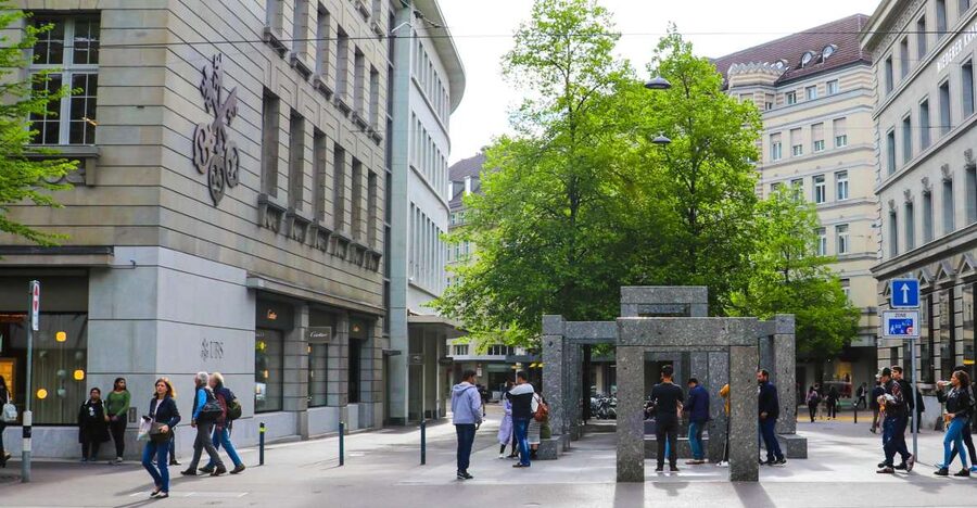 Zurich: Exclusive Swiss Banking Tour with a Local - A 1.5-hour walk that turns Zurich’s finance into street-level history