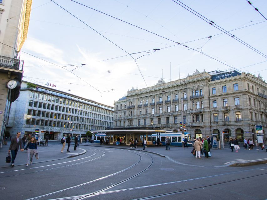 Zurich: Exclusive Swiss Banking Tour with a Local - Meeting in front of Credit Suisse: start where the district feels real