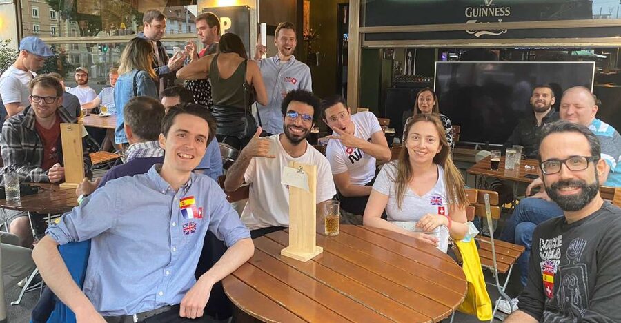 Zurich: Meet new people and enjoy free snacks - Arriving and choosing your flag sticker in the bar