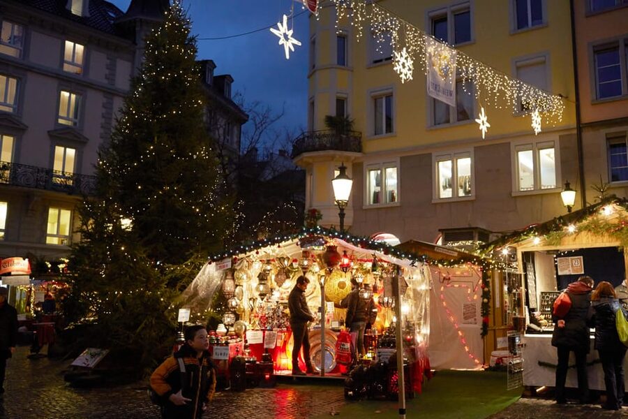 Zurich: Open Top Bus Sightseeing Tour with Optional Cruise - Fraumünster, Lake Zurich, and Bahnhofstrasse: the postcard-to-street transition