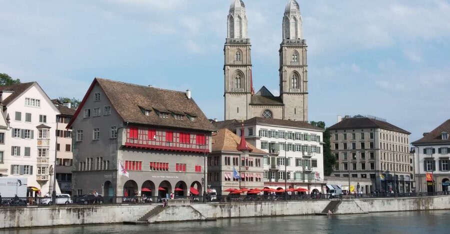 Zurich: Private Walking Tour with a Local Guide - Picking the Right Guide: Professional vs Local