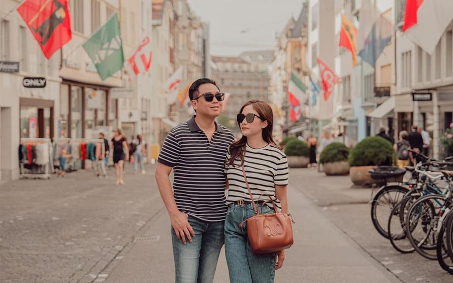 Zurich: Professional Photoshoot at the Best Spots - Finishing at Rathausbrücke: end with a scenic frame