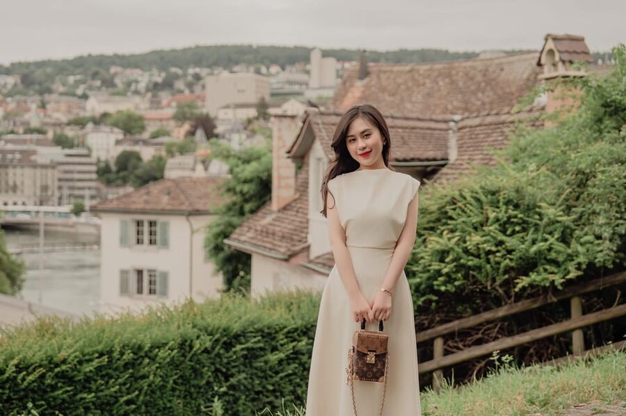 Zurich: Professional Photoshoot at the Best Spots - What to wear for Zurich portraits (and why white/beige helps)