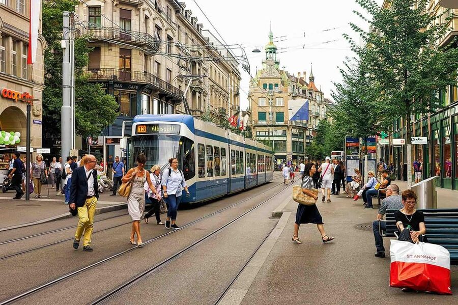 Zurich: Stein am Rhein, Rhine Falls & Lake Boat Cruise - Old Town wandering: medieval lanes with real breathing room