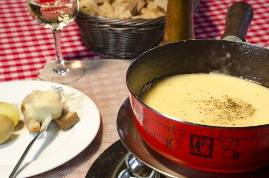 Zurich: Sunset Tour with Cheese Fondue - Lindt Home of Chocolate at Kilchberg: Shopping With a Side of Wow