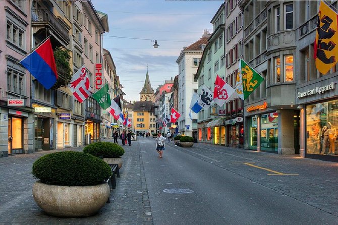 Zurich Walking Tour With Cruise and Aerial Cable Car - Lindenhof Hill: The “Pause and Point” Photo Spot